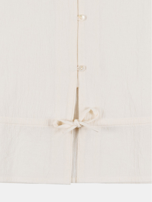 Blouse boutonnée et noeud...