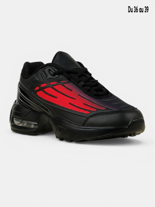 Baskets de sport rouges...