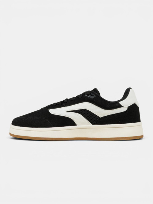 Baskets noires et blanches...