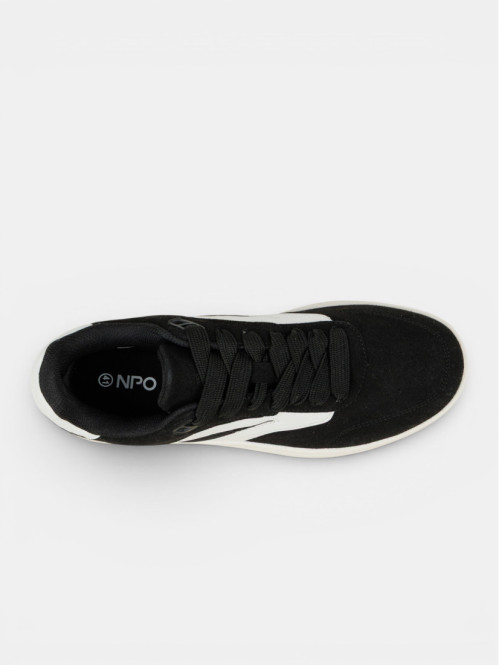 Baskets noires et blanches...