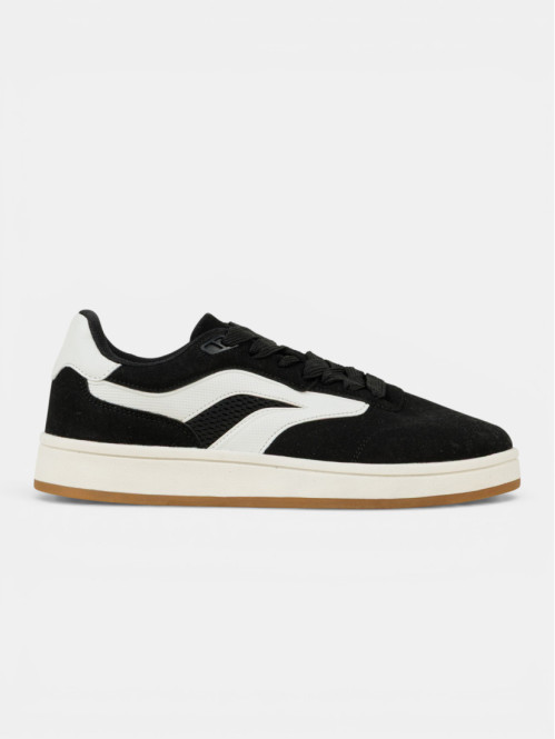 Baskets noires et blanches...