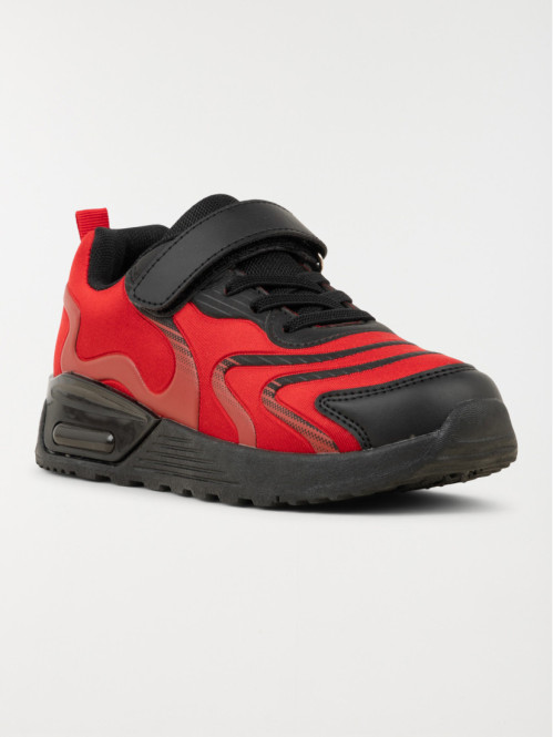 Baskets rouges de sport...