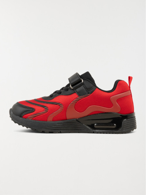 Baskets rouges de sport...