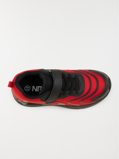 Baskets rouges de sport...