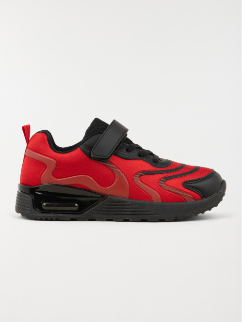 Baskets rouges de sport...