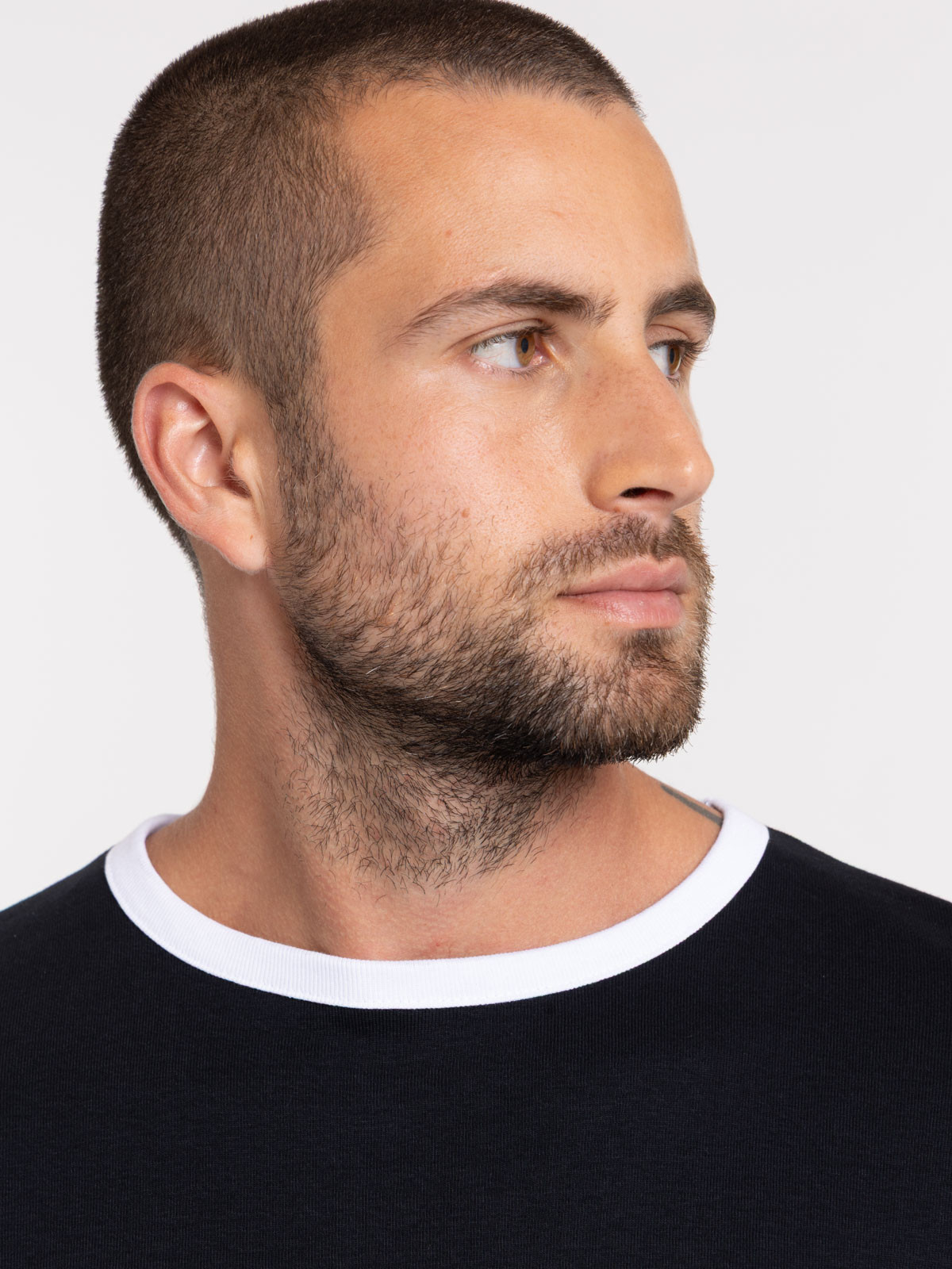 T-shirt noir détails contrastés homme T-shirt noir détails contrastés homme