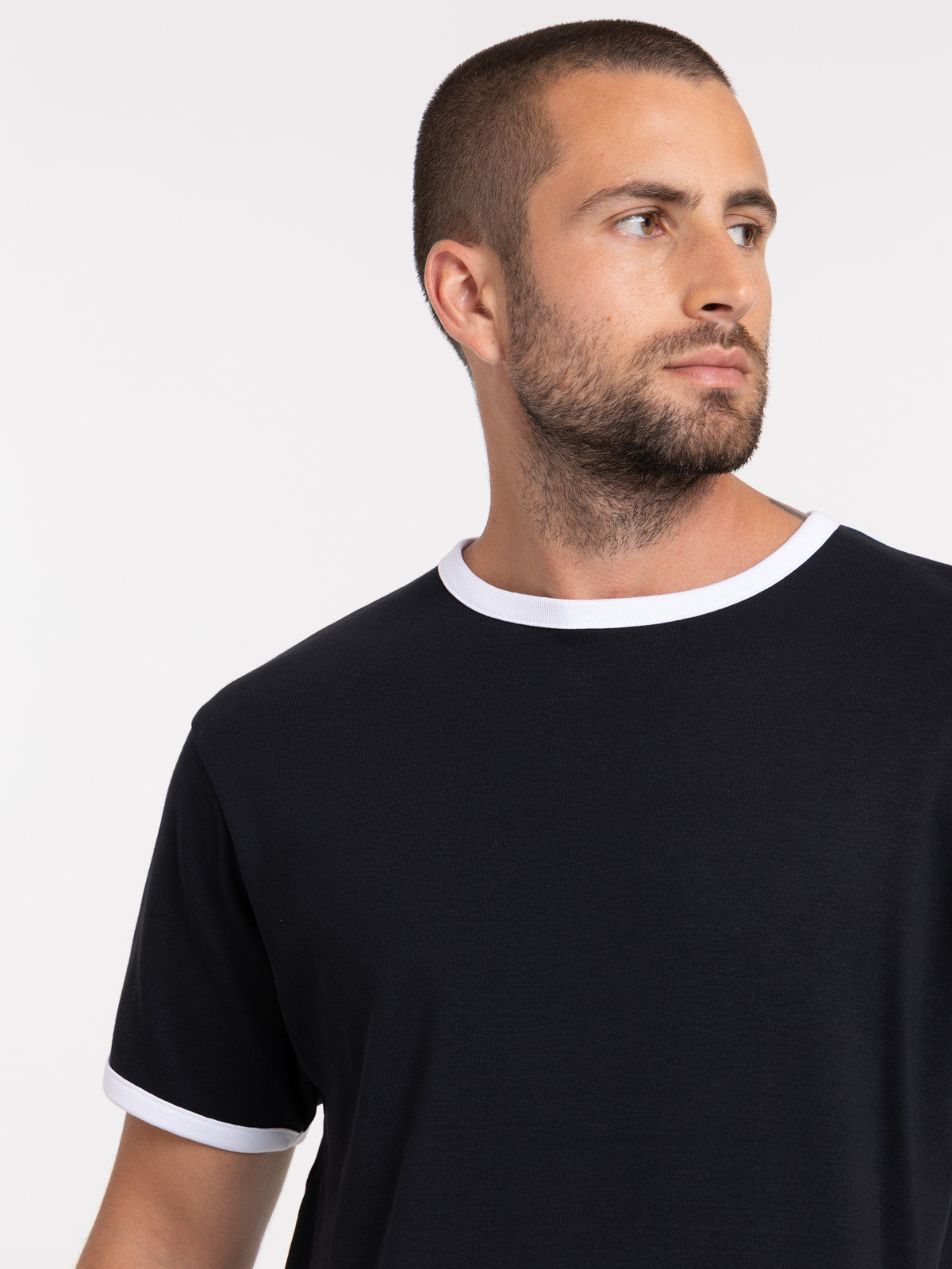 T-shirt noir détails contrastés homme T-shirt noir détails contrastés homme