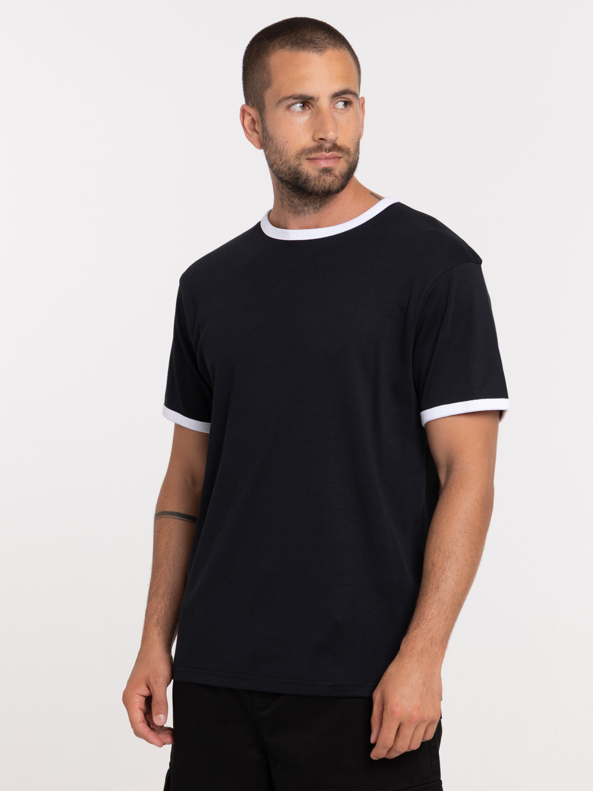 T-shirt noir détails contrastés homme T-shirt noir détails contrastés homme