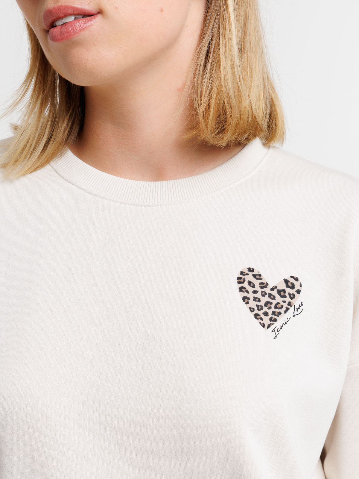 Sweat coeur poitrine beige femme Sweat coeur poitrine beige femme