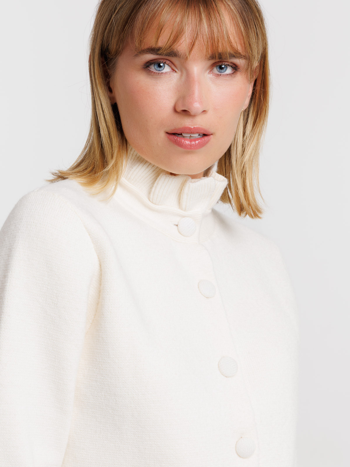 Gilet écru col montant volanté femme Gilet écru col montant volanté femme