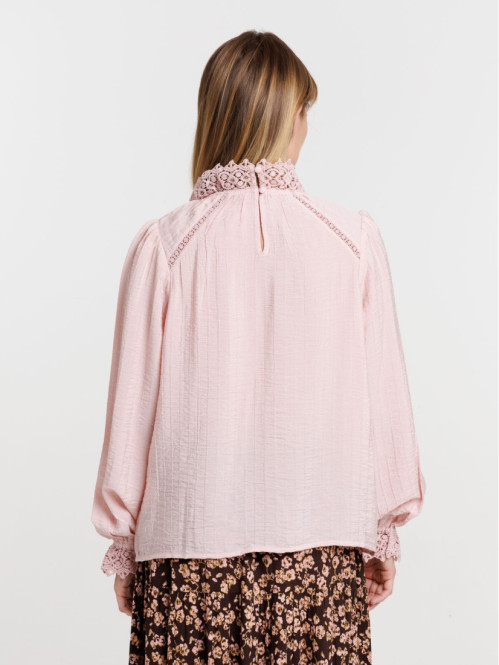 Blouse détails en dentelle...