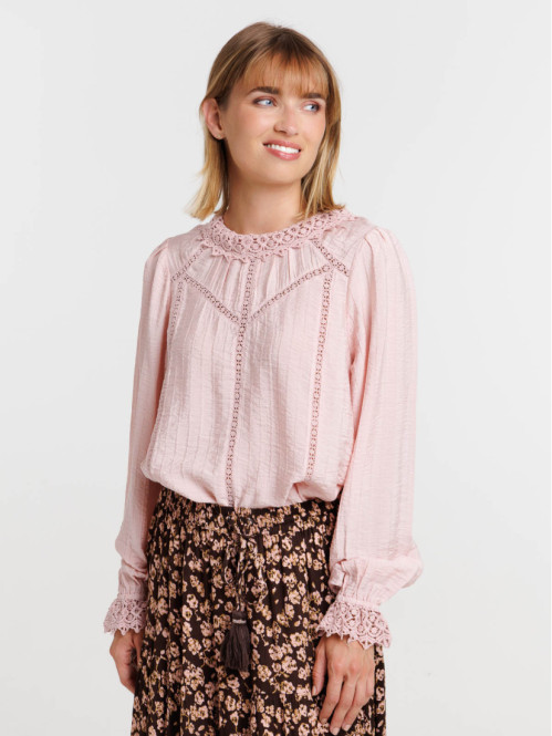 Blouse détails en dentelle...