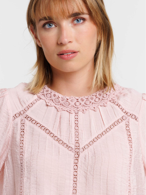 Blouse détails en dentelle...
