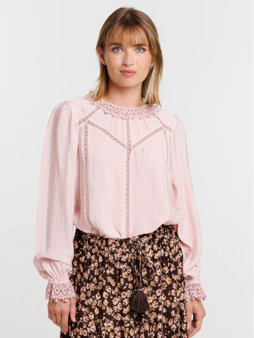 Blouse détails en dentelle...