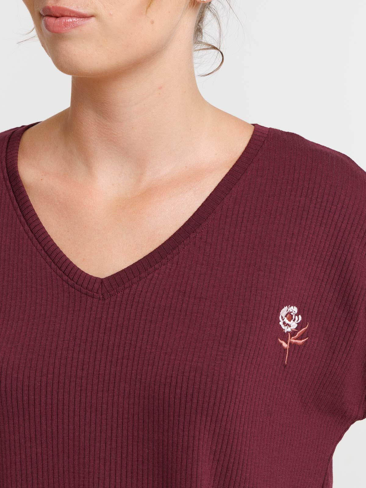 Haut de pyjama col V fleur brodée femme