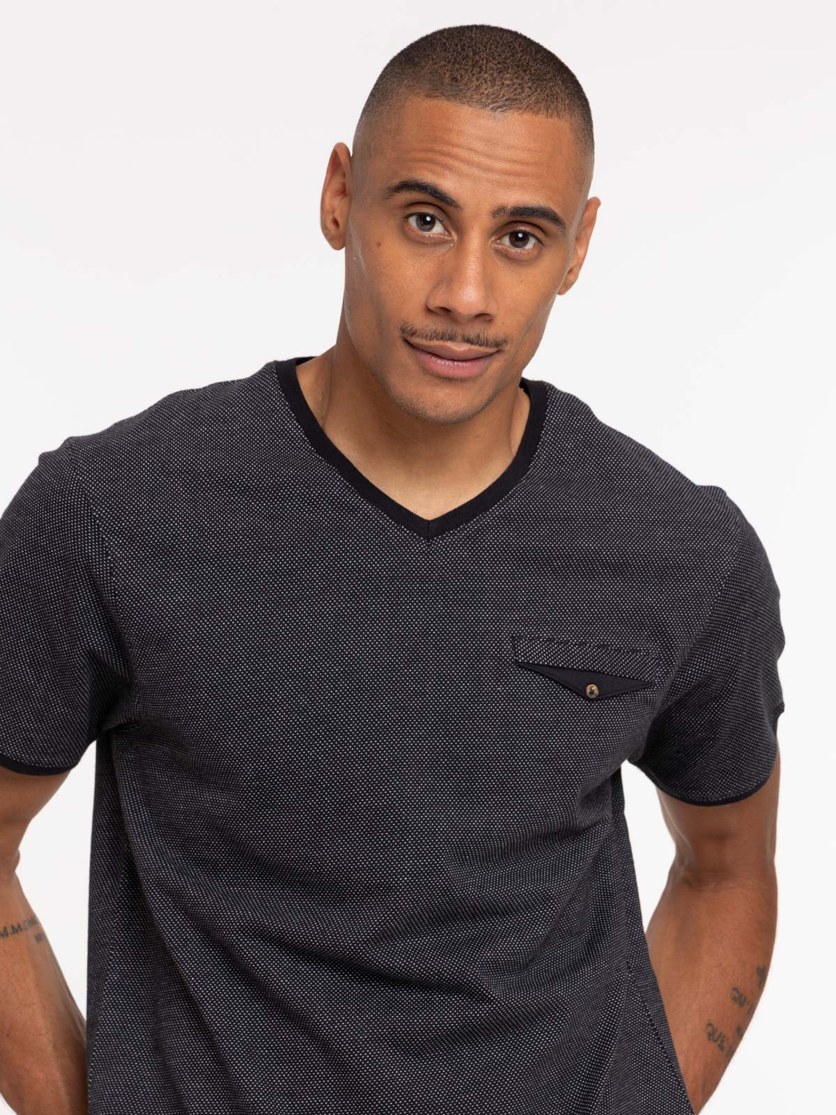 Tee-shirt noir col V fausse poche homme Tee-shirt noir col V fausse poche homme