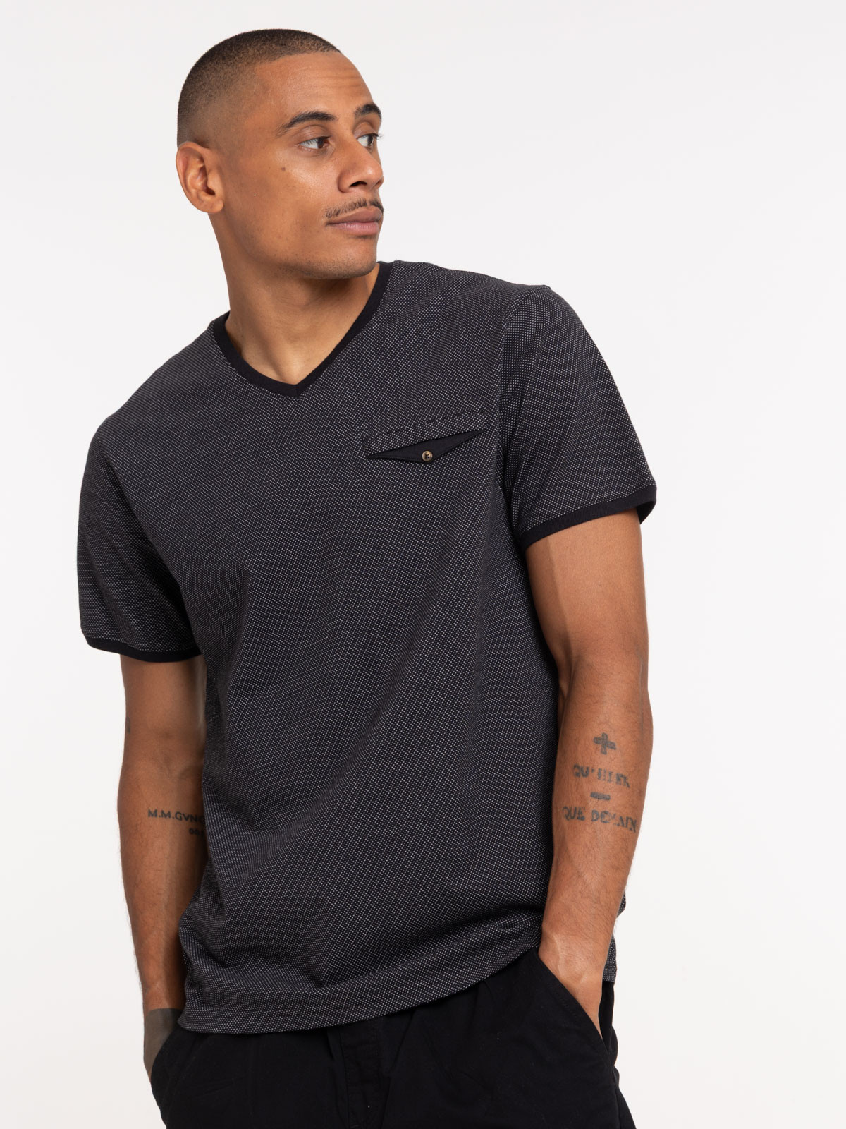 Tee-shirt noir col V fausse poche homme Tee-shirt noir col V fausse poche homme