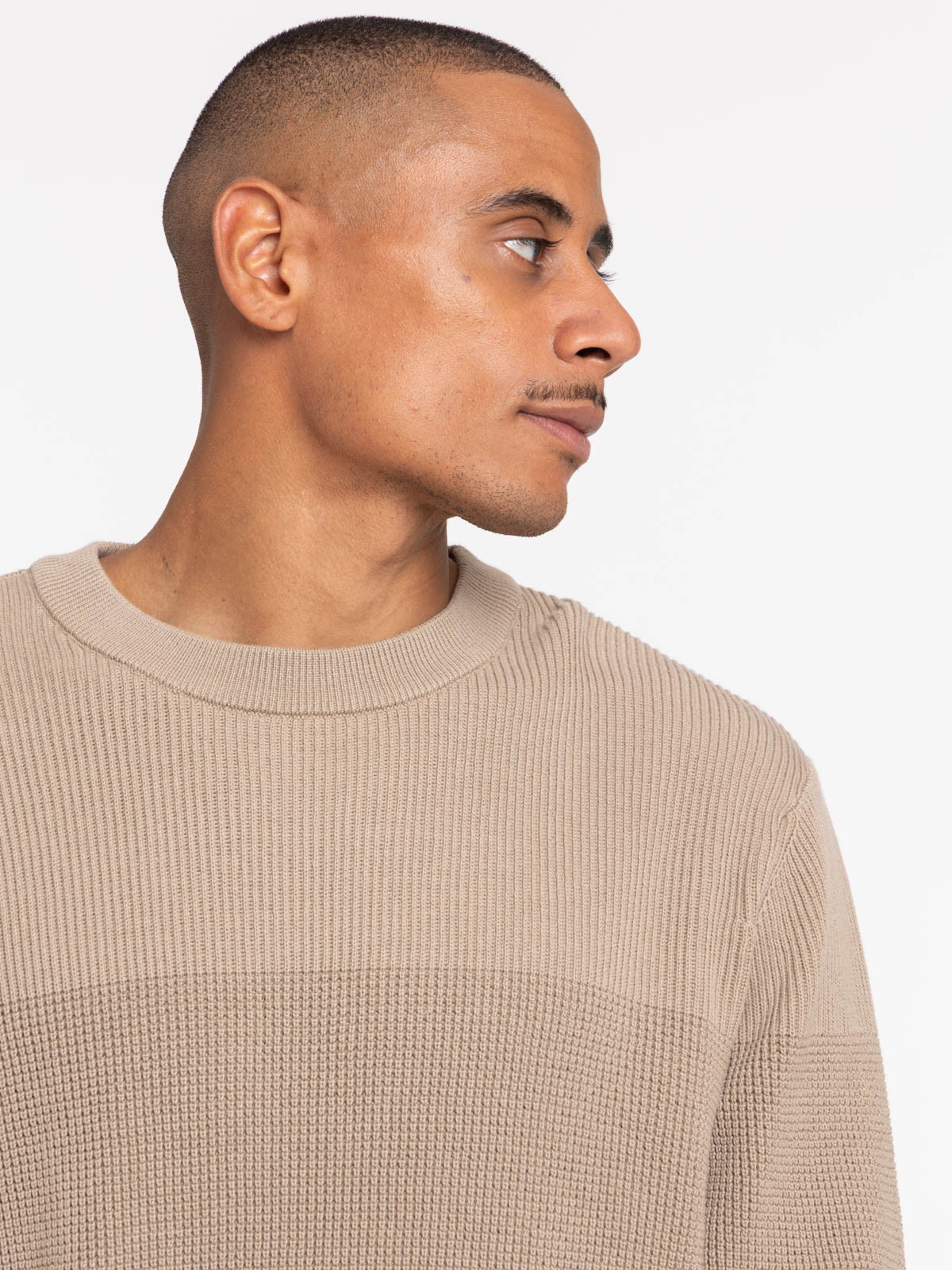 Pull col rond homme coloris taupe Pull col rond homme coloris taupe