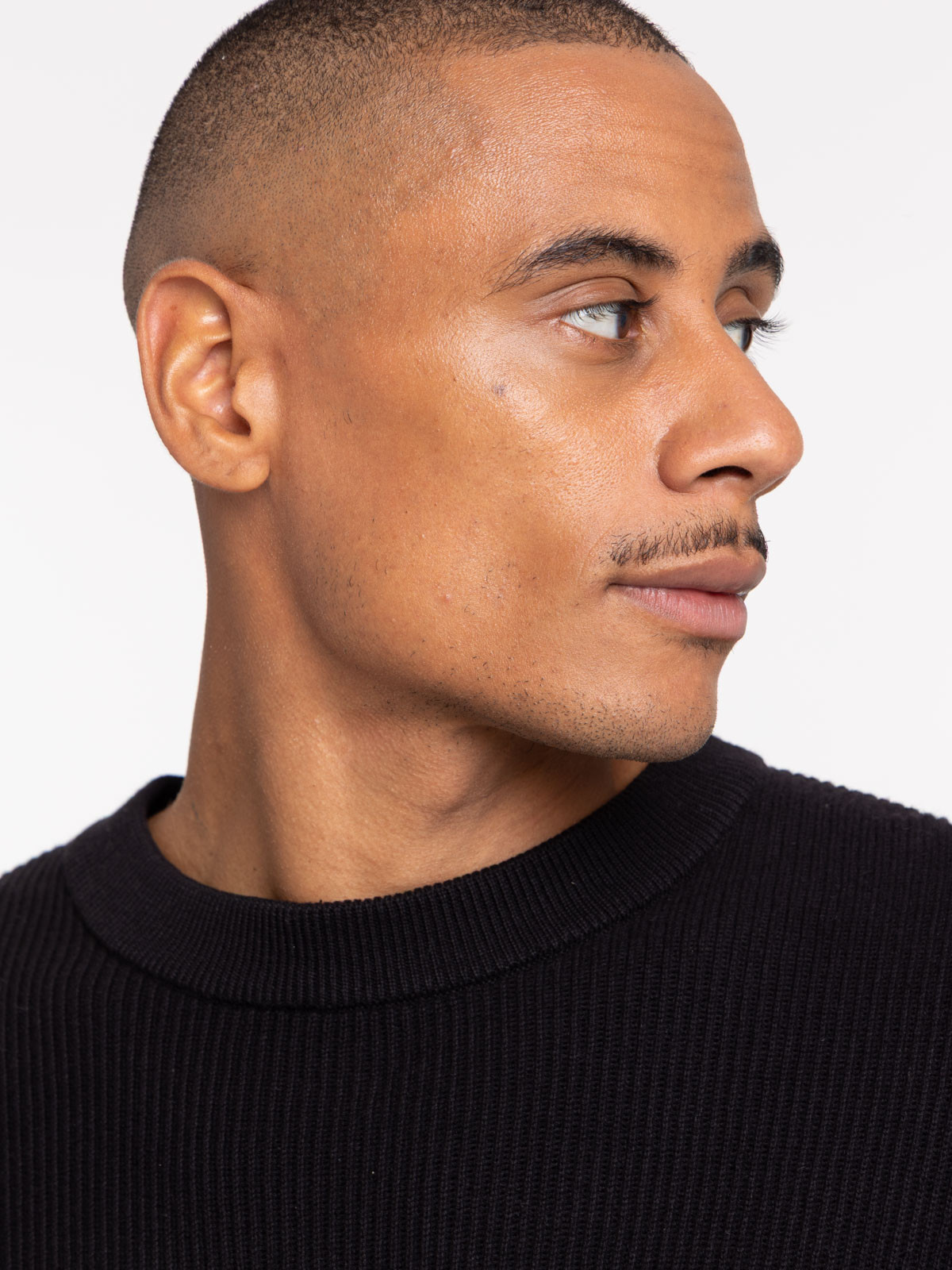Pull col rond homme coloris noir Pull col rond homme coloris noir