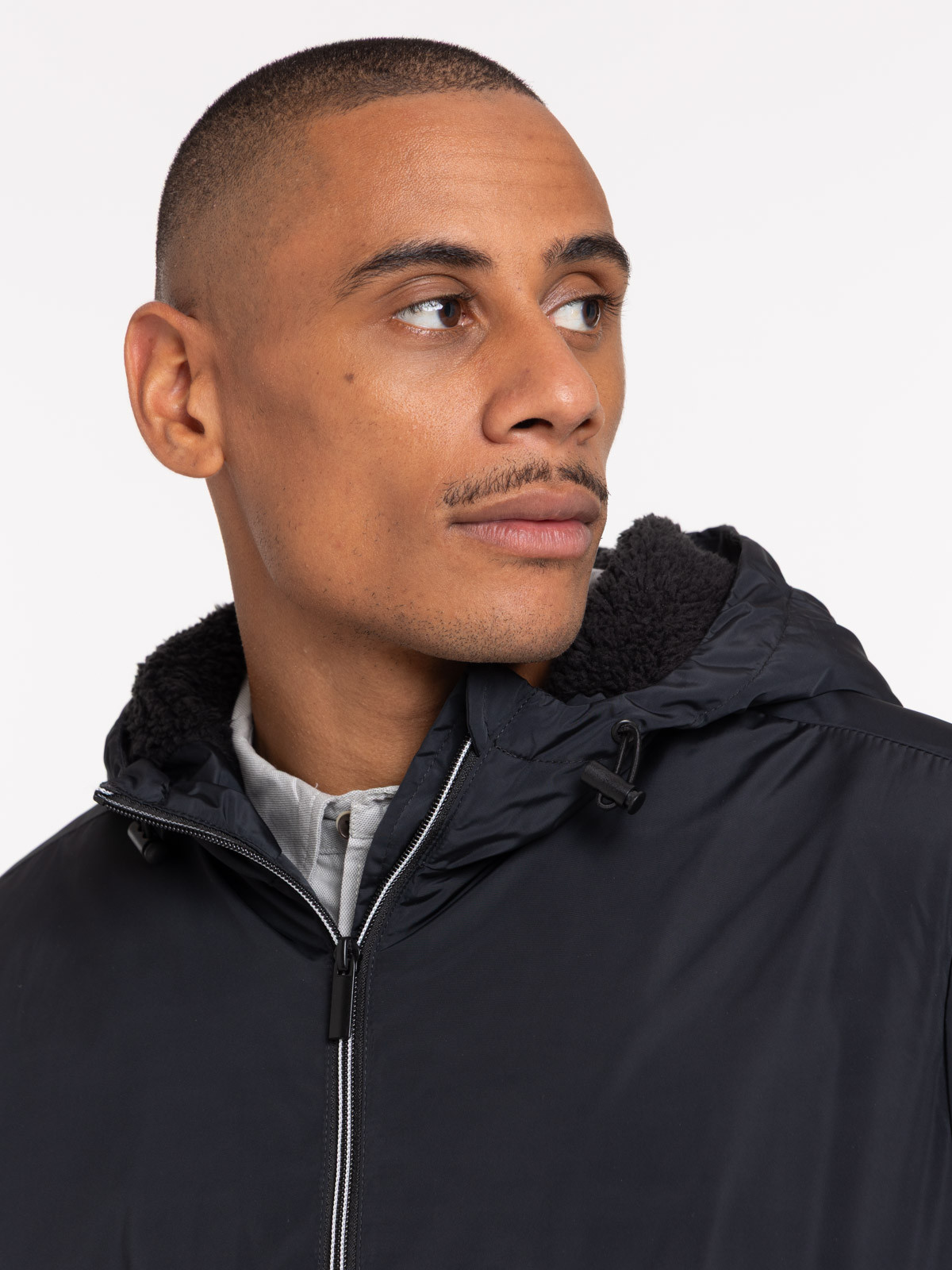 Parka à capuche mi-longue noire homme Parka à capuche mi-longue noire homme