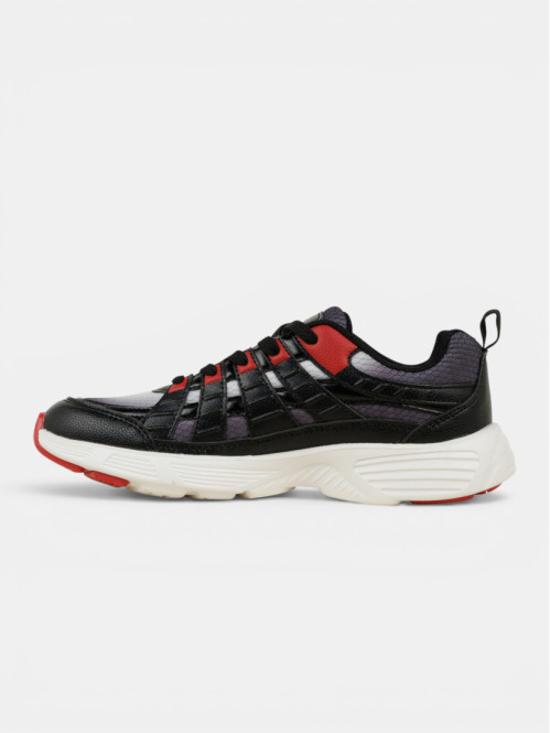Baskets de sport grises...