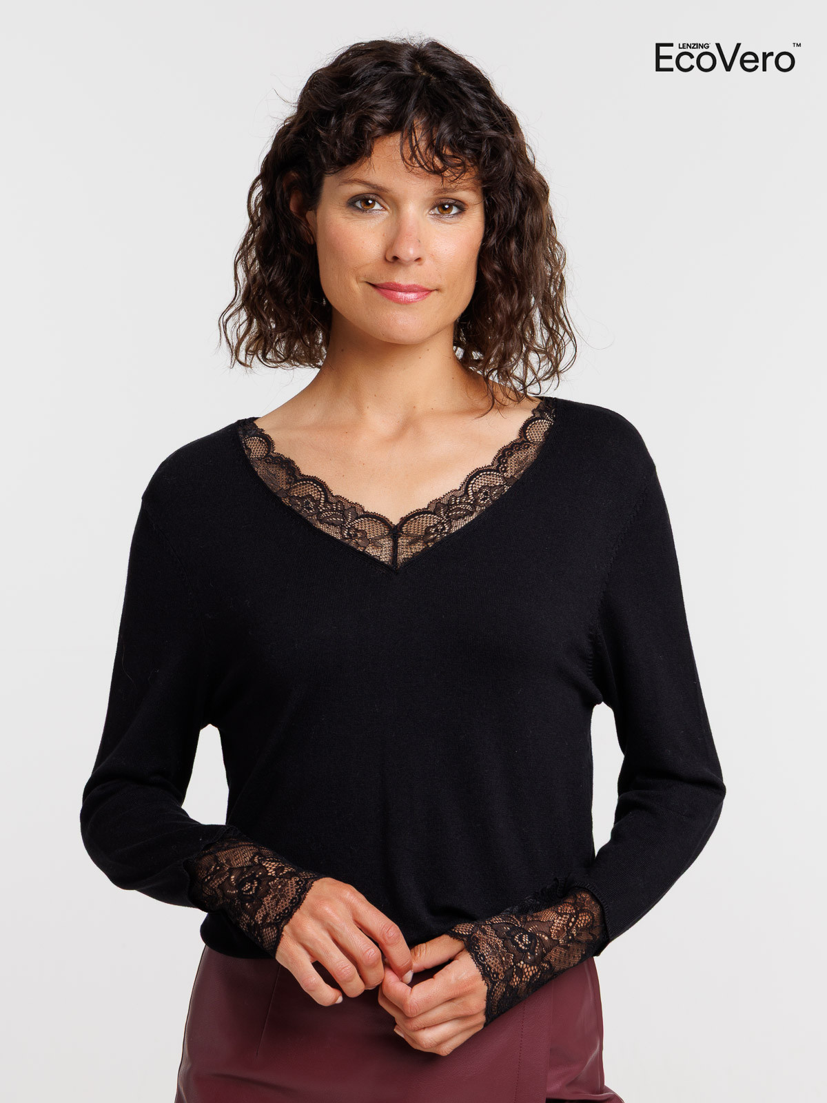 Pull noir poignets en dentelle femme Pull noir poignets en dentelle femme