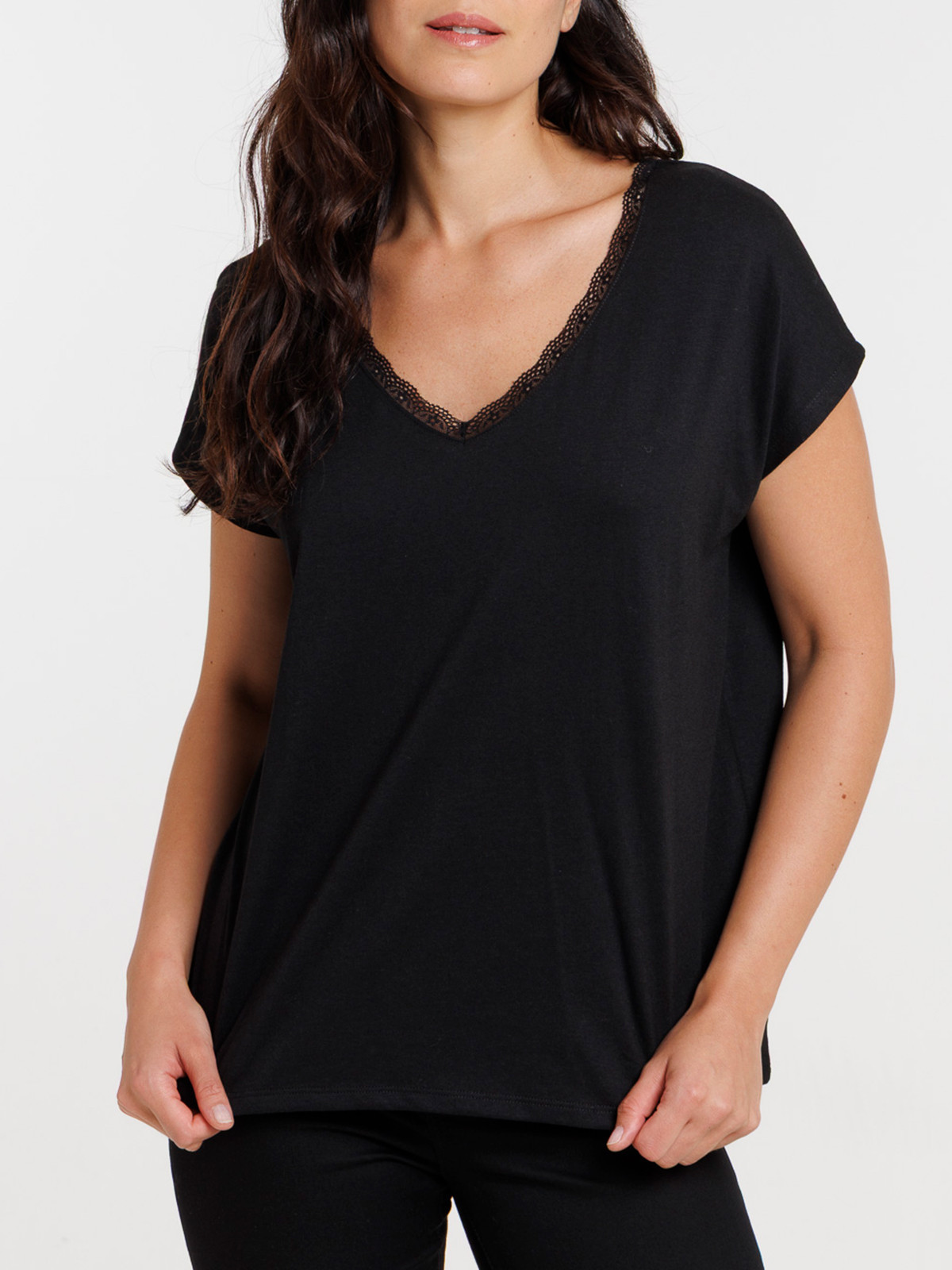 Tee-shirt noir col V dentelle femme Tee-shirt noir col V dentelle femme