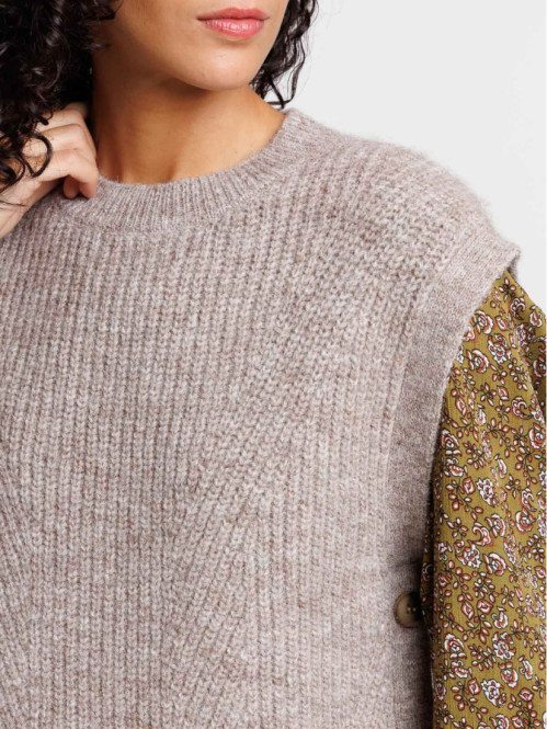 Pull sans manches boutonné...