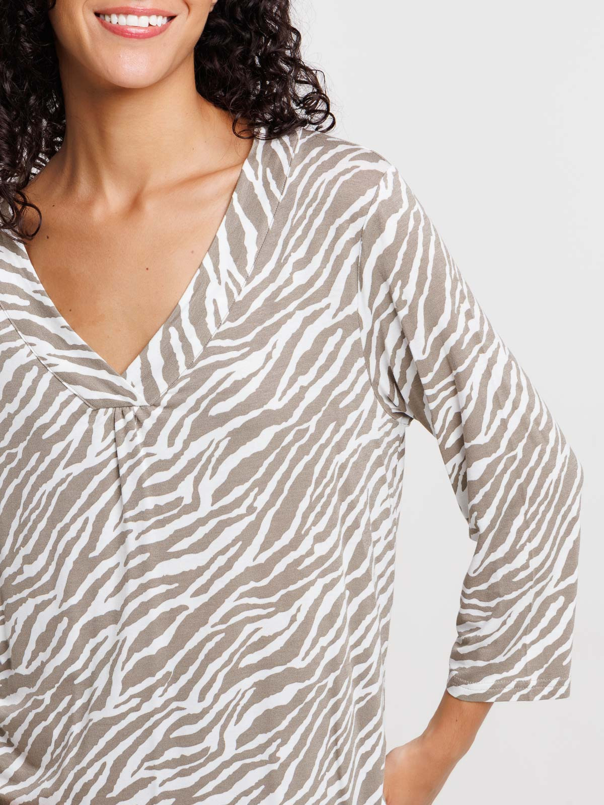 T-shirt col V motif graphique femme