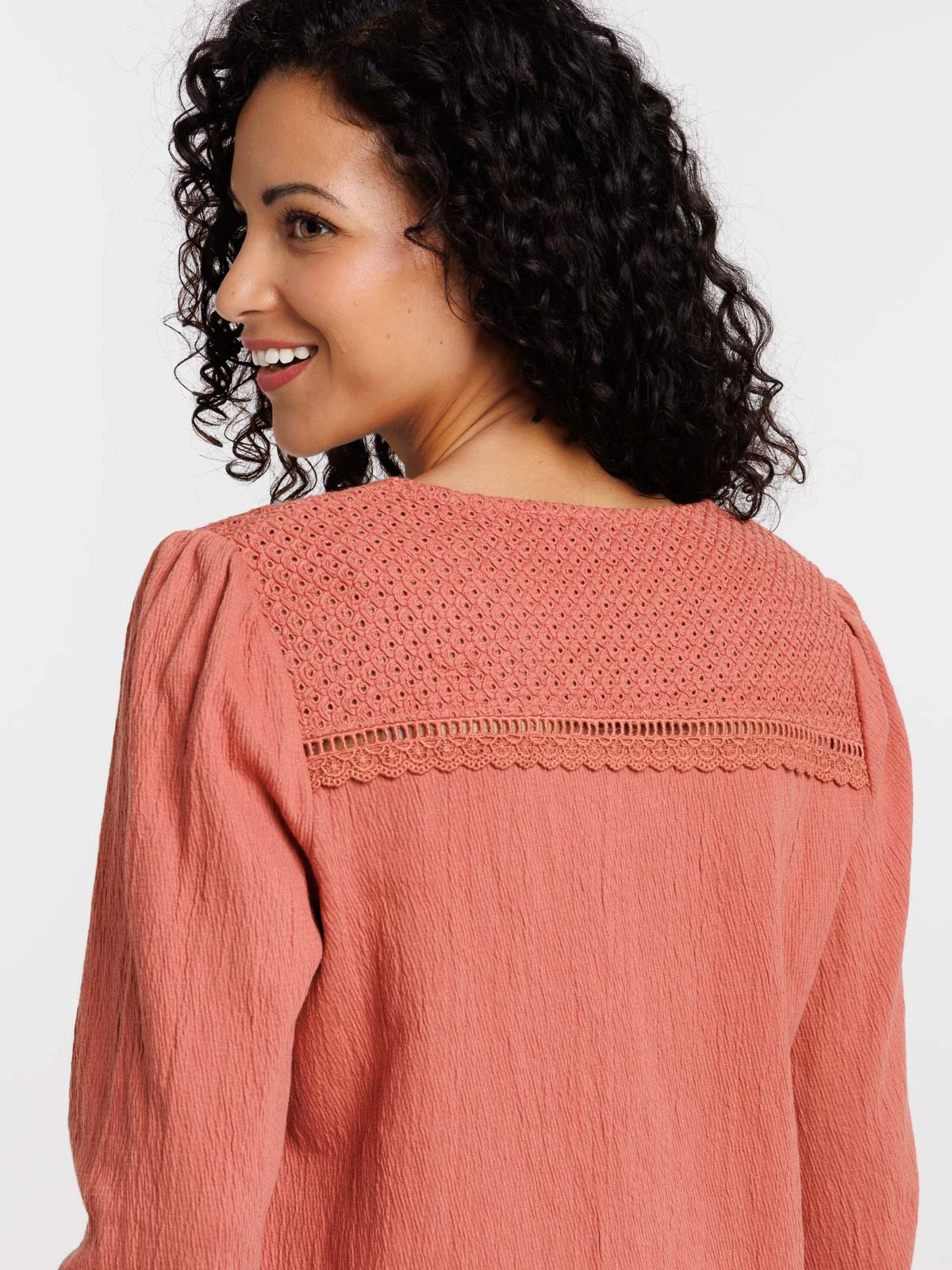 T-shirt dentelle macramé femme T-shirt dentelle macramé femme