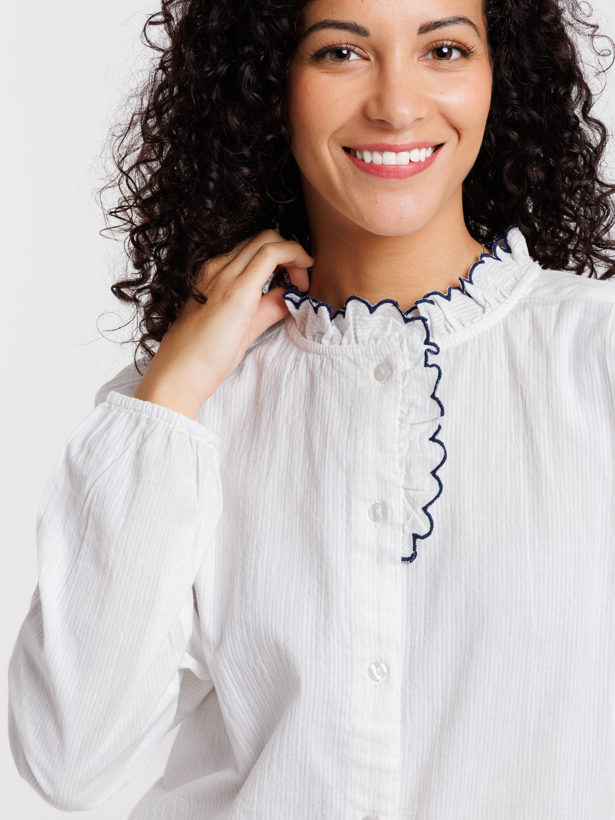 Chemise col montant volant écru femme Chemise col montant volant écru femme