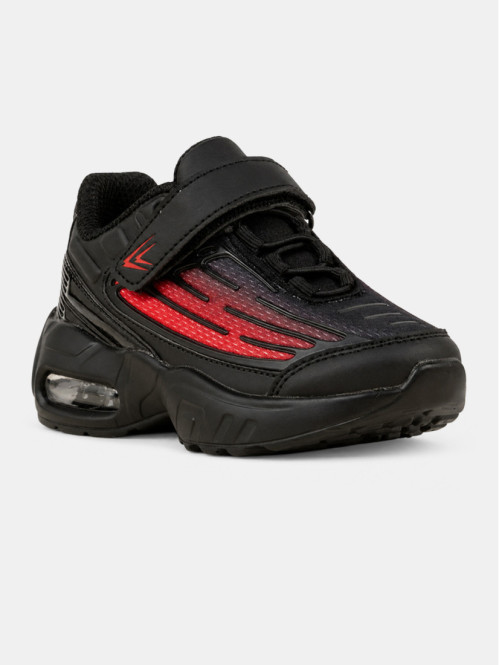 Baskets rouges de sport...