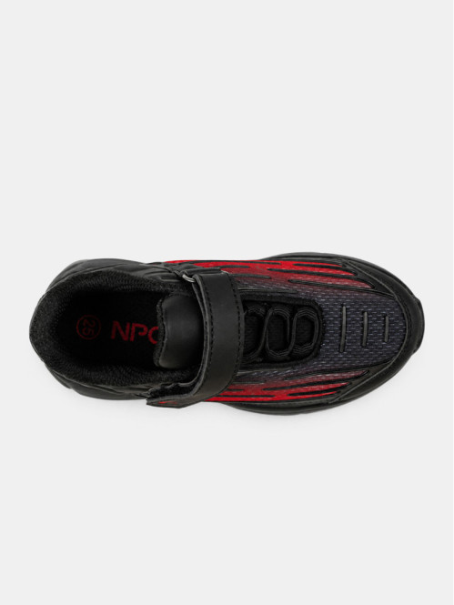 Baskets rouges de sport...