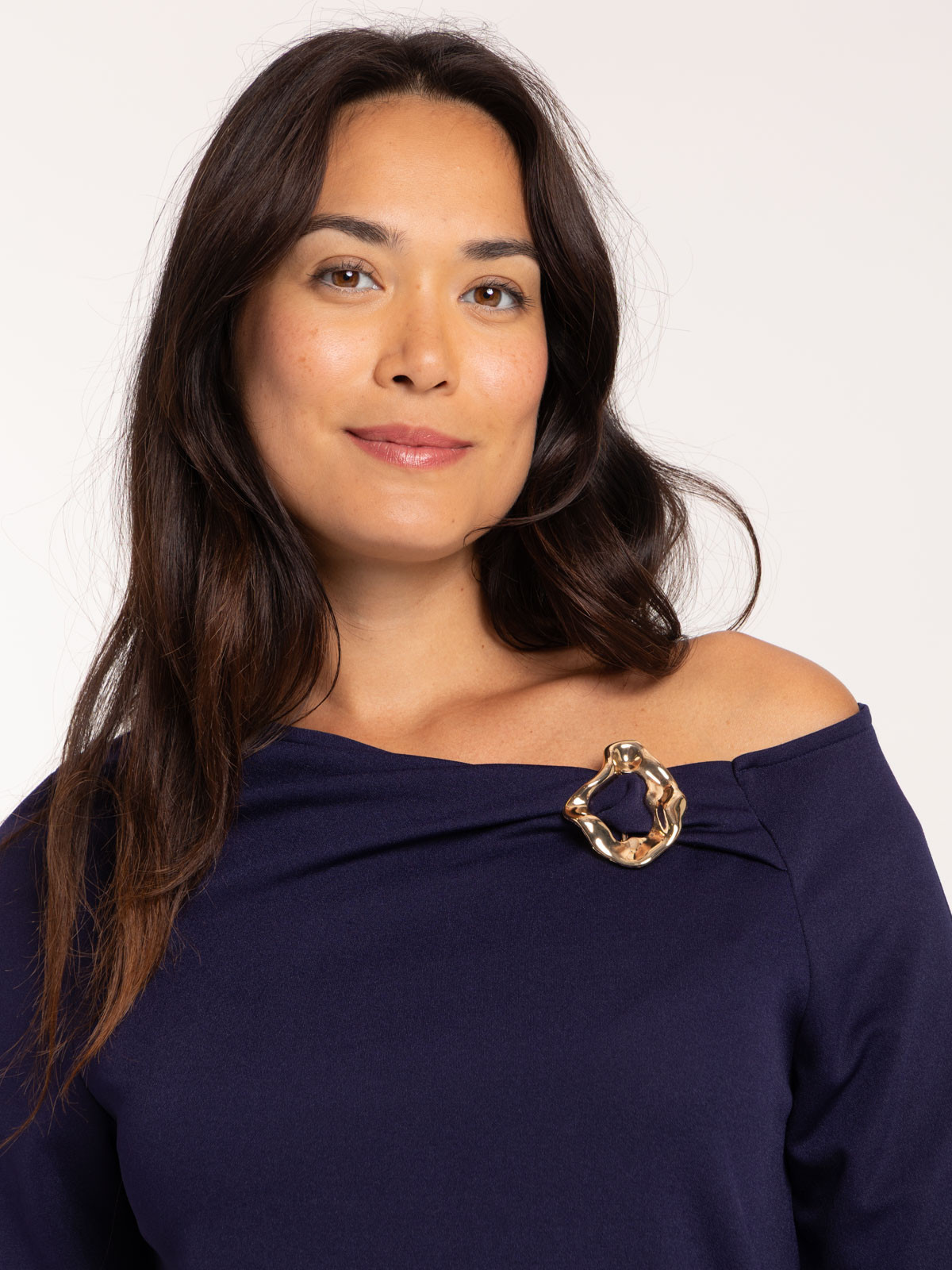 Robe col effet drapé détail bijou femme Robe col effet drapé détail bijou femme
