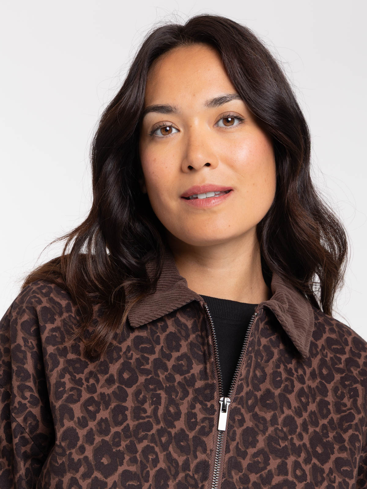 Veste courte léopard col velours femme