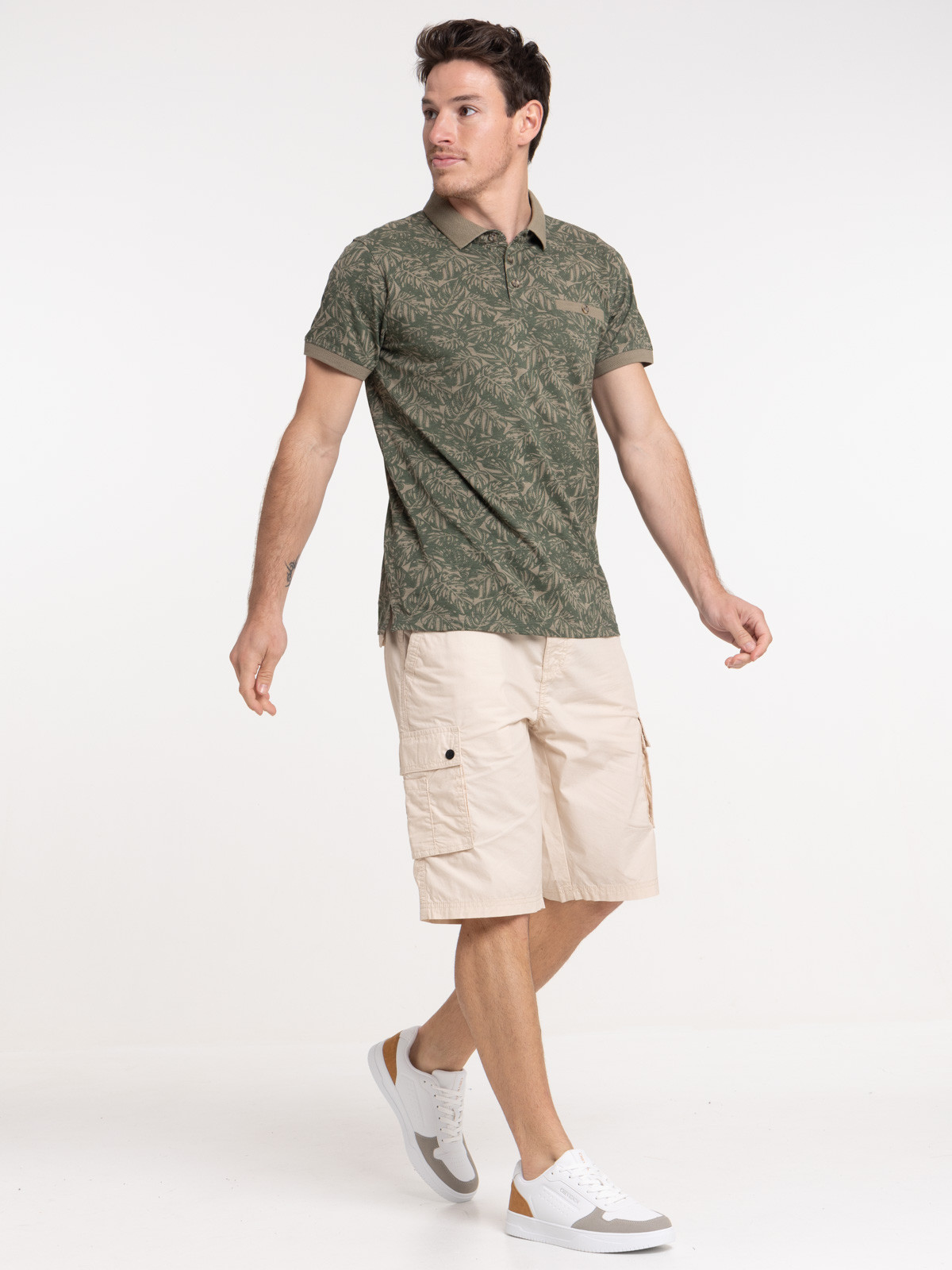 Polo tilleul motif végétal fauve homme