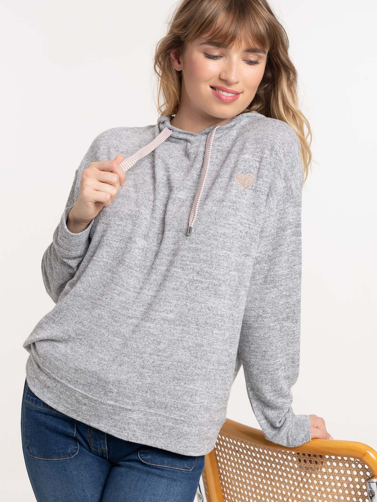Sweat capuche coeur brodé femme