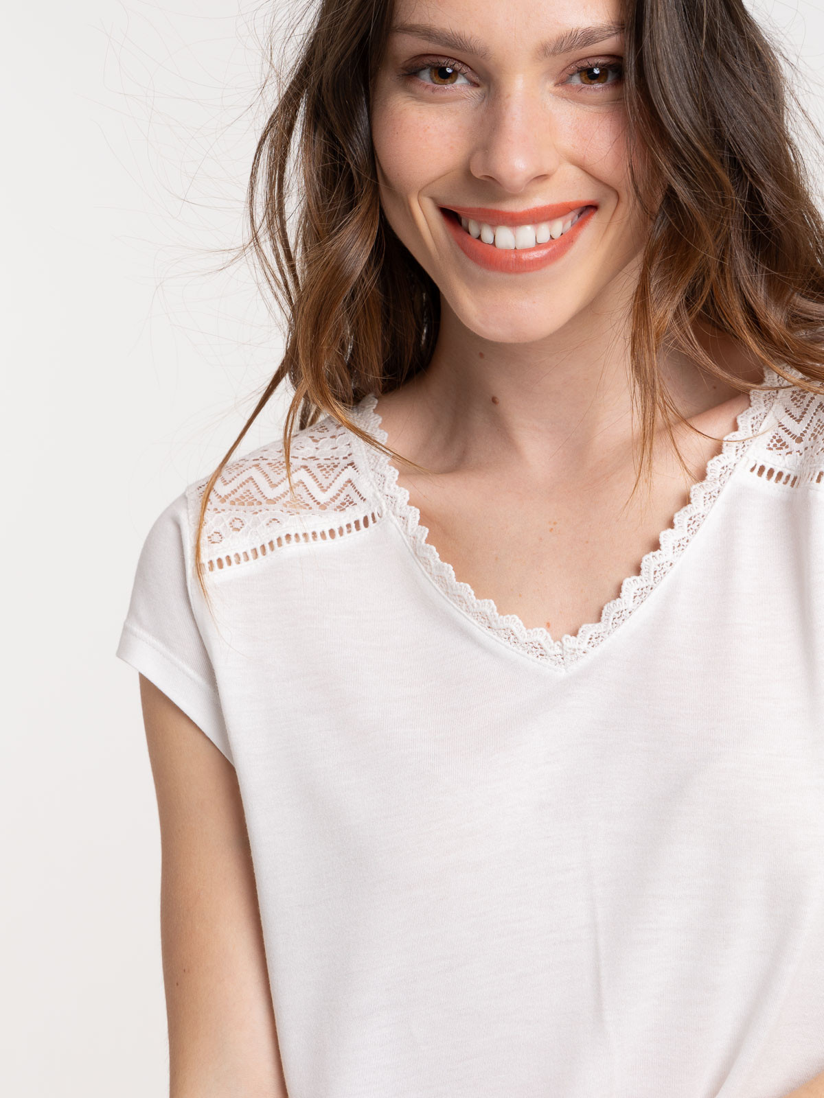 Tee-shirt écru détail dentelle femme