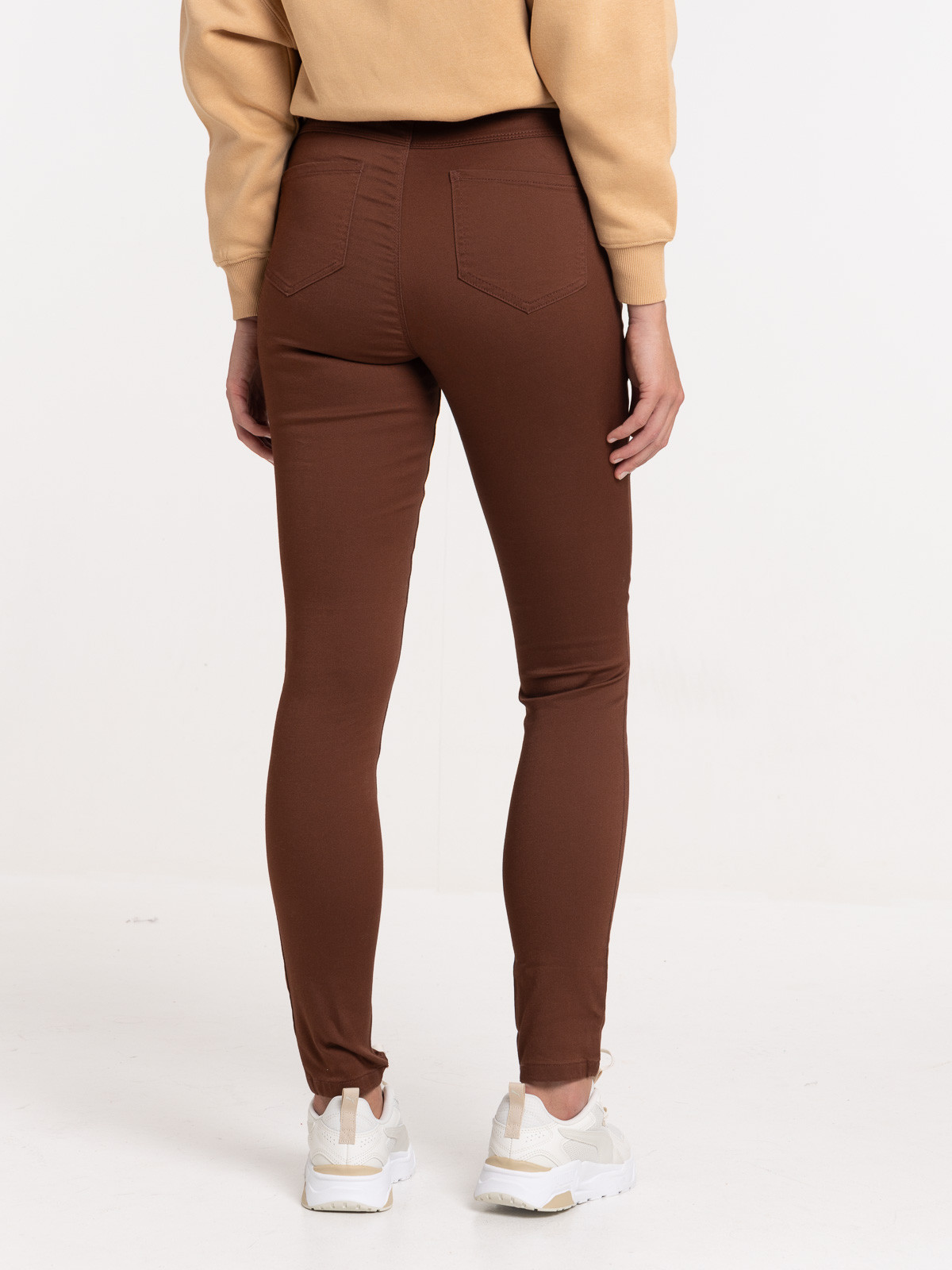 Jegging brunette femme