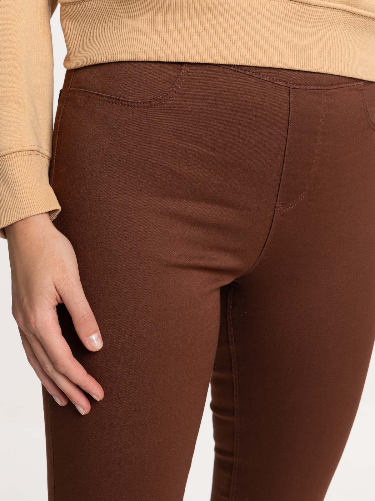 Jegging brunette femme