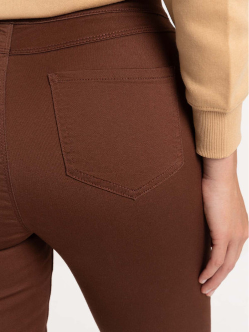 Jegging brunette femme