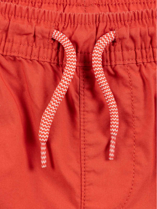 Short garçon rouge brulé...