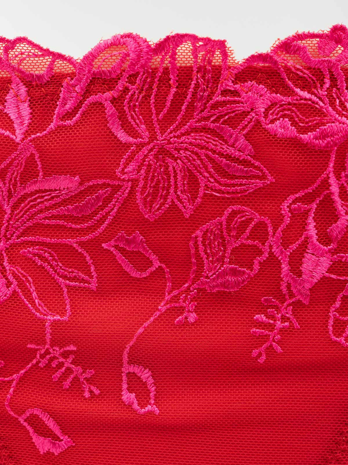 String dentelle rouge kiss femme (36-44)