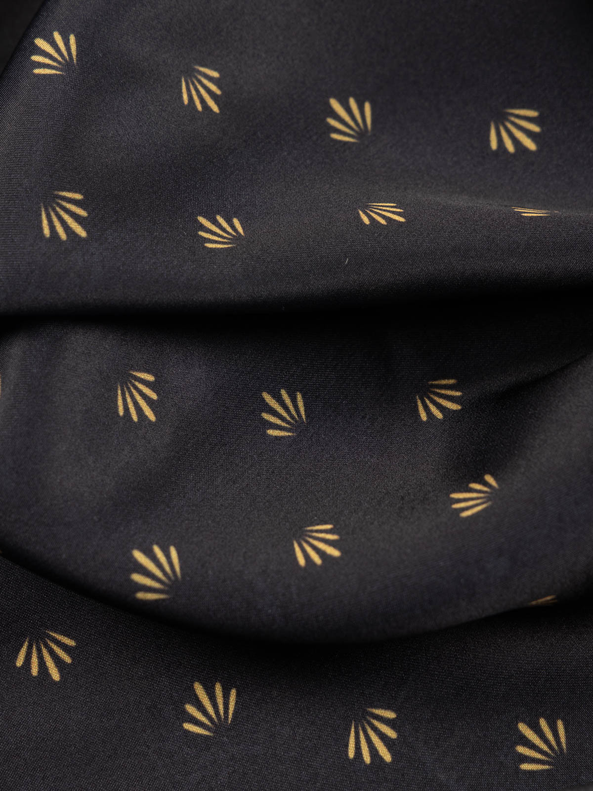 Foulard carré noir motif doré femme Foulard carré noir motif doré femme