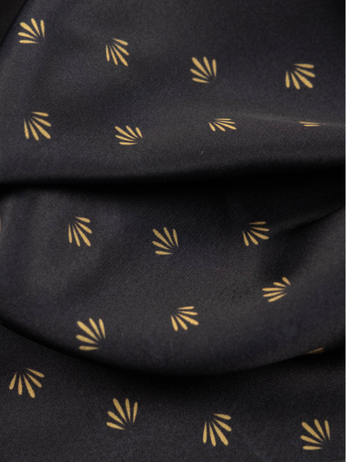 Foulard carré noir motif doré femme Foulard carré noir motif doré femme