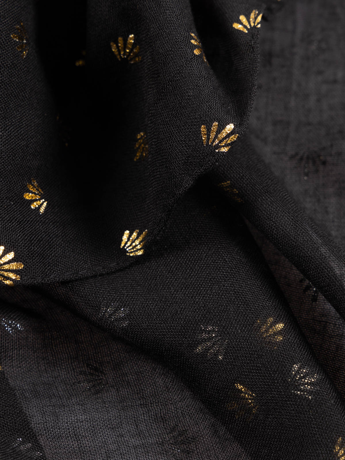 Foulard noir motif doré femme