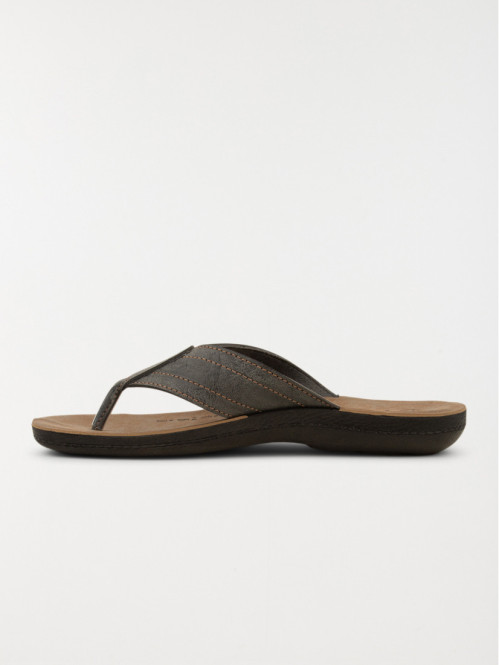 Nu-pied bride entredoigt...