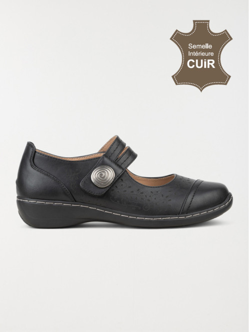 Marque de chaussure avec une fleur sous la semelle sale