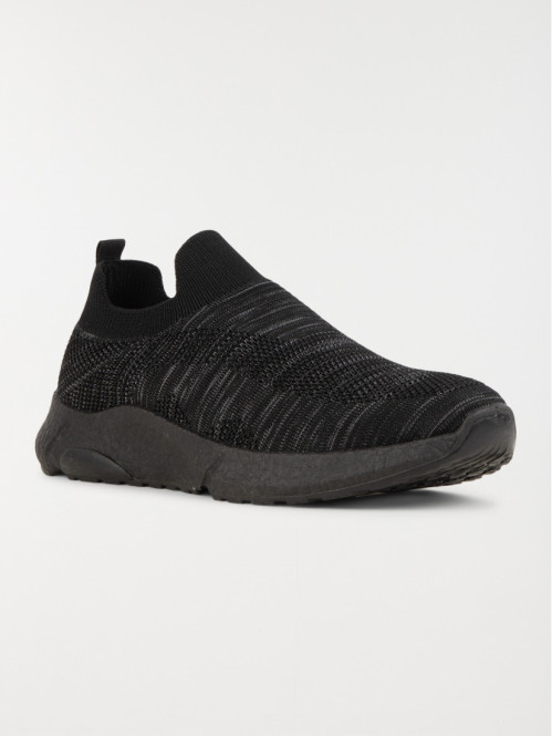 Baskets de sport noires...