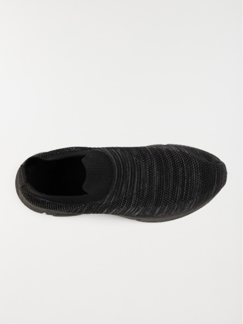 Baskets de sport noires...